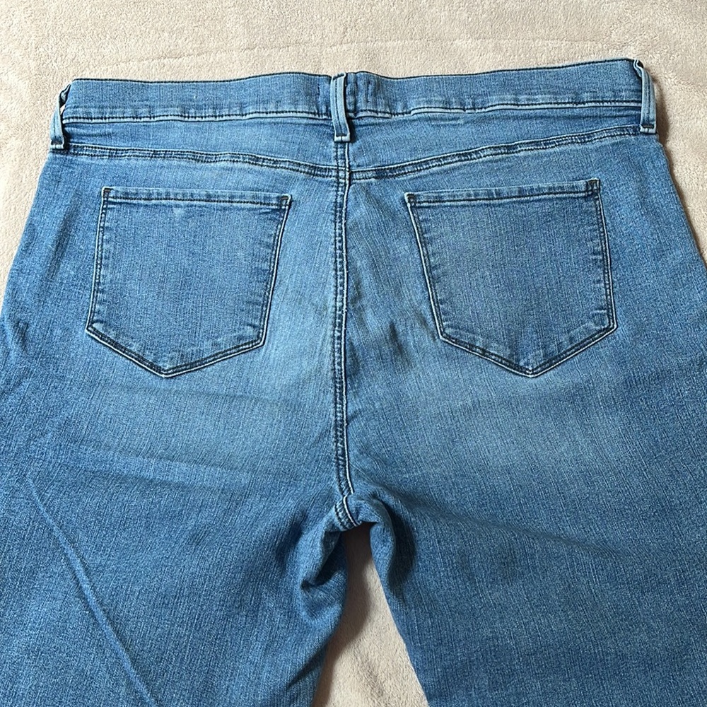 NYDJ capris jeans in a light wash. 18W fits like a 20W. - Picture 3 of 4